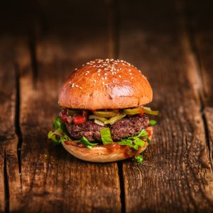 HELLFIRE BURGER (#OKTOGON) - MARHAHÚSPOGÁCSA, CHILI SZÓSZ, GRILLEZETT JALAPENO, LILA HAGYMA, RÓMAI SALÁTA, SAVANYÚ UBORKA - Bamba marha hamburger burger budapest